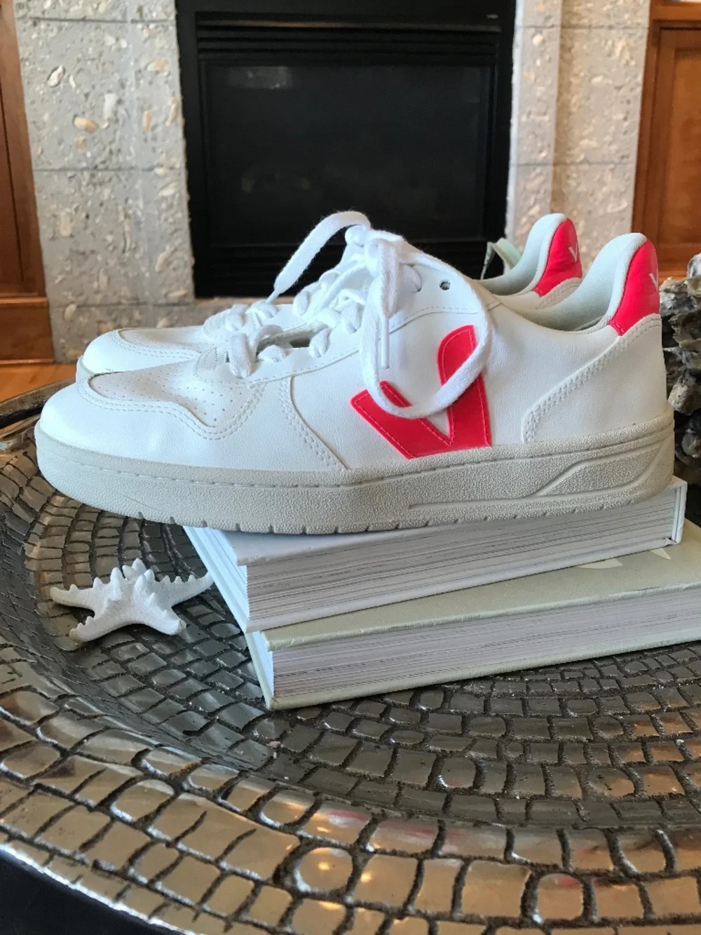 VEJA V-10 CWL VEGAN WHITE ROSE FLUO  LOW TOP SNEAKERS